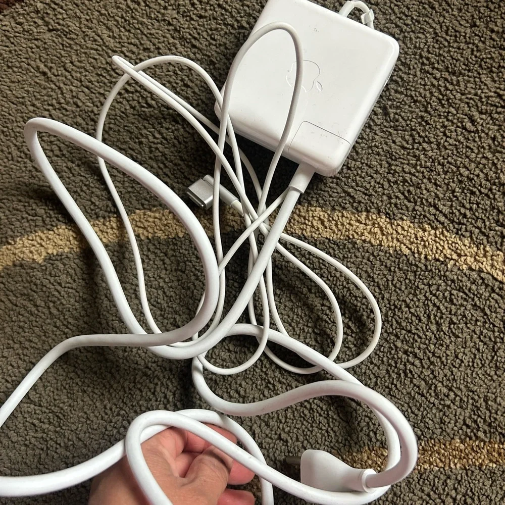 85 W Magsafe power adapter